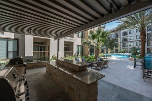 Apartments in Houston's Energy Corridor for rent - Outdoor Grilling Area with Seating and View to Pool     